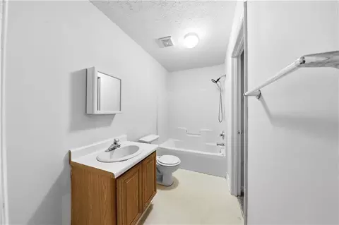 Bath - 208 Foxdale Ct, Lagrange, GA 30240 photo 6 of 6