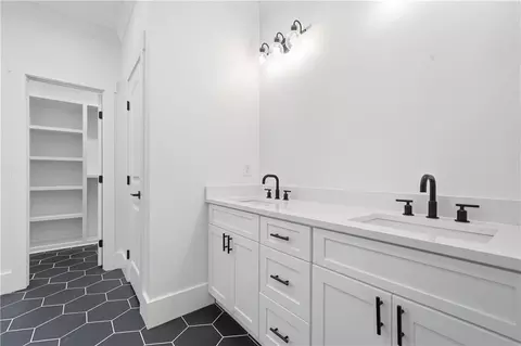Bath - 539 E Valley Rd NE, Rydal, GA 30171 photo 3 of 6