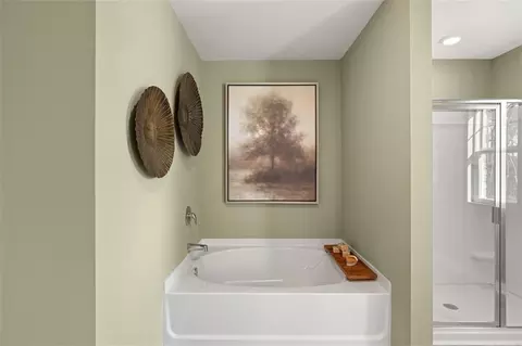 Bath - 205 Melrose Ct, Jefferson, GA 30549 photo 2 of 4