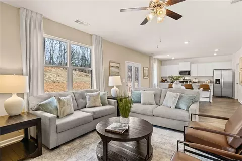 Living - 205 Melrose Ct, Jefferson, GA 30549 photo 2 of 4