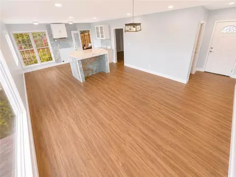 Living - 140 E Hamm Rd, Jackson, GA 30233 photo 2 of 4
