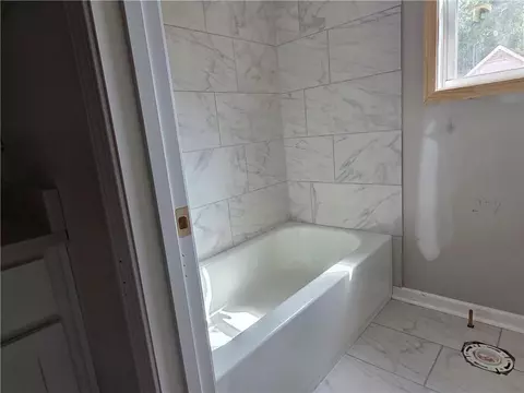 Bath - 374 Meadows Dr, Bethlehem, GA 30620 photo 5 of 7
