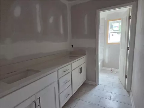 Bath - 374 Meadows Dr, Bethlehem, GA 30620 photo 4 of 7