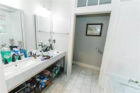 Bath - 1011 Lakeside Ct, Bishop, GA 30621 photo 4 of 8