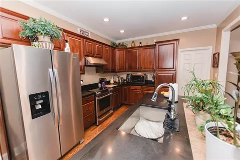 Kitchen - 1011 Lakeside Ct, Bishop, GA 30621 photo 2 of 6