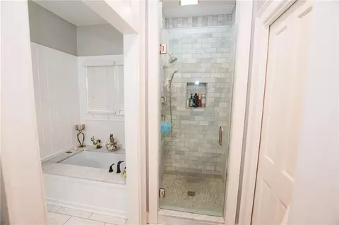 Bath - 1011 Lakeside Ct, Bishop, GA 30621 photo 2 of 8