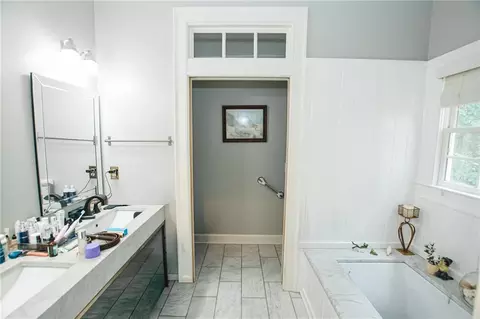 Bath - 1011 Lakeside Ct, Bishop, GA 30621 photo 5 of 8