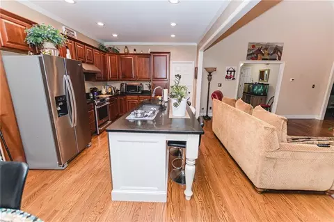Kitchen - 1011 Lakeside Ct, Bishop, GA 30621 photo 4 of 6