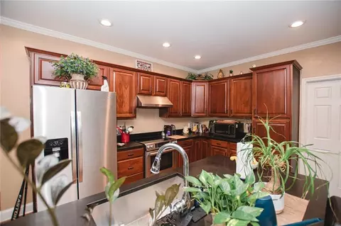Kitchen - 1011 Lakeside Ct, Bishop, GA 30621 photo 3 of 6