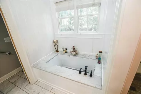 Bath - 1011 Lakeside Ct, Bishop, GA 30621 photo 3 of 8