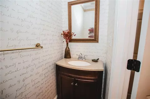 Bath - 1011 Lakeside Ct, Bishop, GA 30621 photo 7 of 8