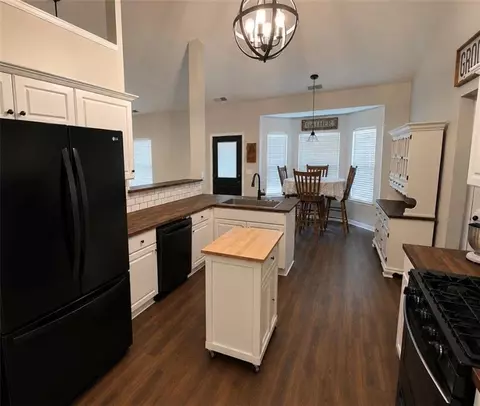 Kitchen - 205 Stagecoach Pass, Temple, GA 30179 photo 2 of 4