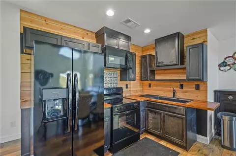 Kitchen - 10 Park Rd, Jackson, GA 30233 photo 2 of 4