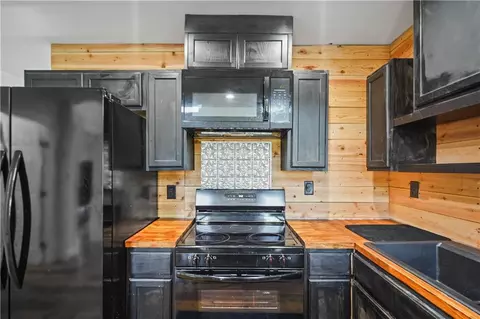 Kitchen - 10 Park Rd, Jackson, GA 30233 photo 3 of 4
