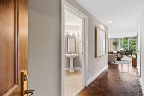 700 Park Regency Pl NE #707, Atlanta, GA 30326