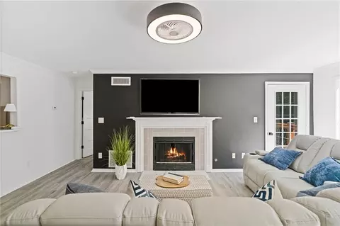Living - 709 Berkeley Woods Dr, Duluth, GA 30096 photo 5 of 5