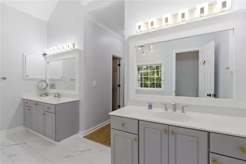 Bath - 197 Summer Rd, Clarkesville, GA 30523 photo 3 of 5