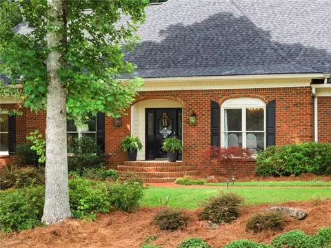 1040 Finnsbury Dr, Roswell, GA 30075