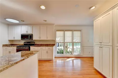 Kitchen - 611 Iris Ln, Winder, GA 30680 photo 9 of 10