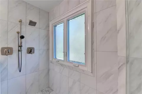Bath - 611 Iris Ln, Winder, GA 30680 photo 5 of 8