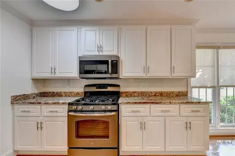 Kitchen - 611 Iris Ln, Winder, GA 30680 photo 3 of 10