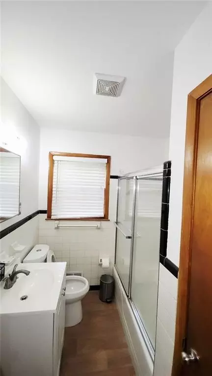 Bath - 965 Laurel St, Morrow, GA 30260 photo 1 of 1