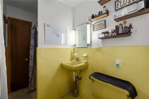 Bath - 25 Dubignon Dr, Toccoa, GA 30577 photo 3 of 4