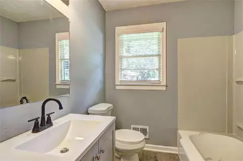 Bath - 970 Oglethorpe Ave, Athens, GA 30606 photo 3 of 4