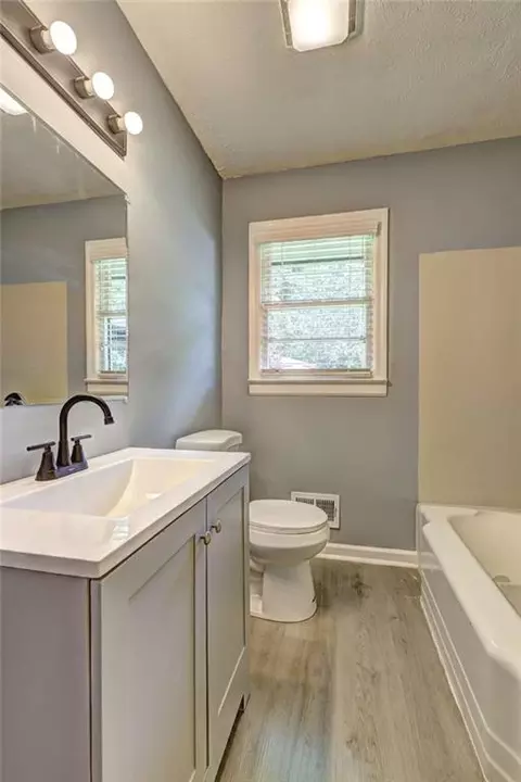 Bath - 970 Oglethorpe Ave, Athens, GA 30606 photo 4 of 4