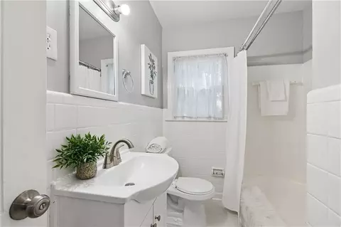 Bath - 448 E Pharr Rd, Decatur, GA 30030 photo 4 of 5