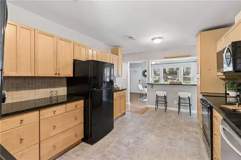 Kitchen - 448 E Pharr Rd, Decatur, GA 30030 photo 3 of 5