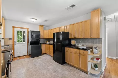 Kitchen - 448 E Pharr Rd, Decatur, GA 30030 photo 2 of 5