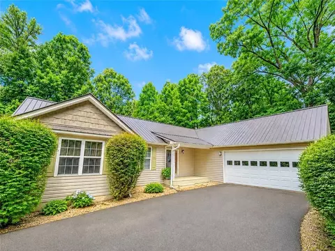 97 Tradewinds Rd, Cleveland, GA 30528