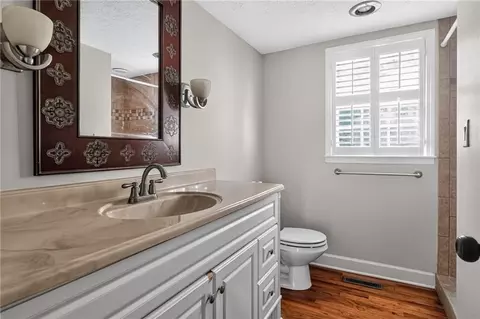 Bath - 2210 E Doublegate Dr, Albany, GA 31721 photo 2 of 3