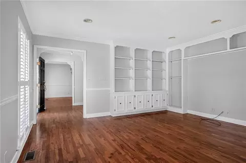 Living - 2210 E Doublegate Dr, Albany, GA 31721 photo 3 of 6