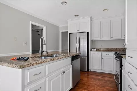 Kitchen - 2210 E Doublegate Dr, Albany, GA 31721 photo 2 of 4