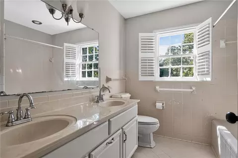 Bath - 2210 E Doublegate Dr, Albany, GA 31721 photo 1 of 3
