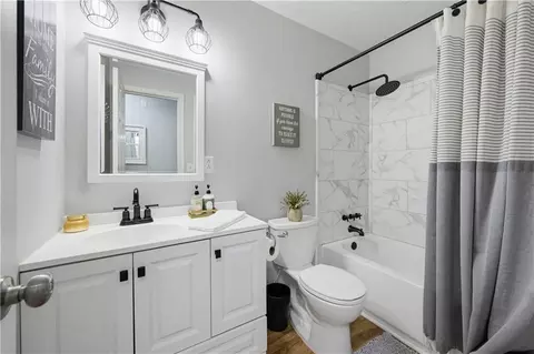 Bath - 15 Davis Rd, Jefferson, GA 30549 photo 4 of 5