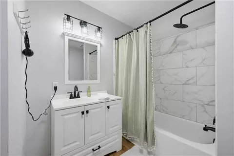 Bath - 15 Davis Rd, Jefferson, GA 30549 photo 3 of 5
