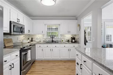 Kitchen - 15 Davis Rd, Jefferson, GA 30549 photo 3 of 4