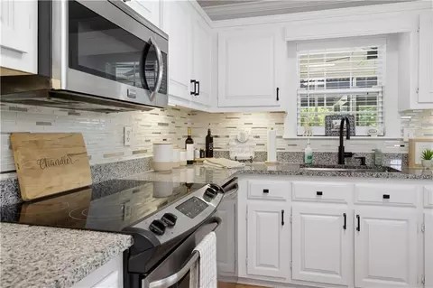 Kitchen - 15 Davis Rd, Jefferson, GA 30549 photo 4 of 4