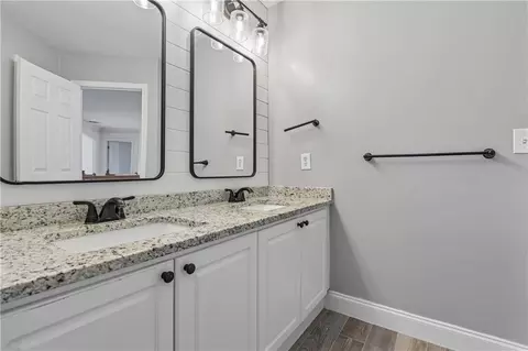 Bath - 905 Yosemite Dr, Suwanee, GA 30024 photo 4 of 8