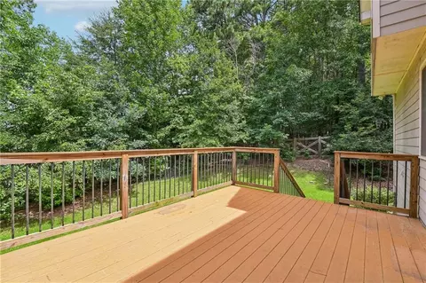 Exterior - 905 Yosemite Dr, Suwanee, GA 30024 photo 4 of 9