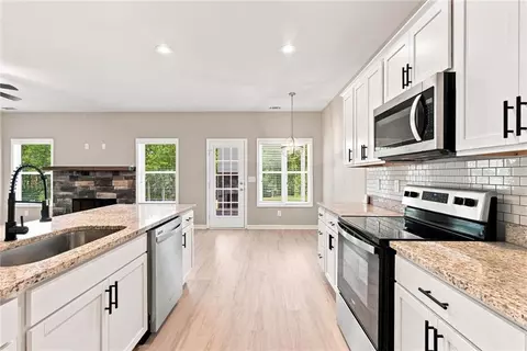 Kitchen - 360 May Ln, Carnesville, GA 30521 photo 3 of 4