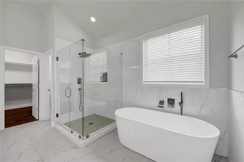 Bath - 3898 Heirloom Loop Ct, Buford, GA 30519 photo 3 of 4