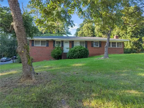 506 Pineridge Dr, Forest Park, GA 30297