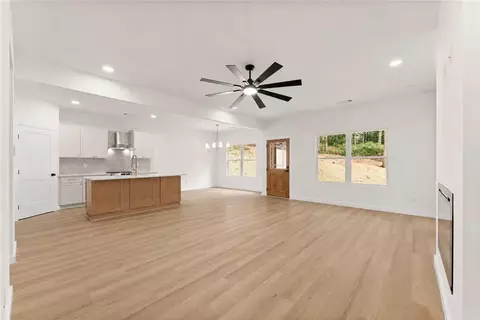 Living - 4635 Perry Rd, Gainesville, GA 30506 photo 2 of 9