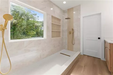Bath - 4635 Perry Rd, Gainesville, GA 30506 photo 2 of 6