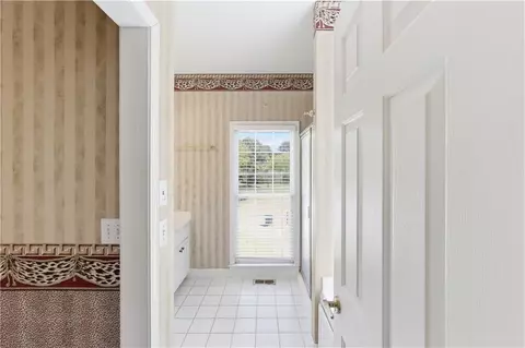 Bath - 2255 Pinehaven Ct SW, Grayson, GA 30017 photo 1 of 8