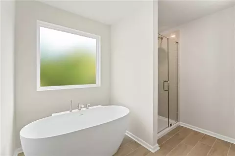 Bath - 302 Hudson Ct, Jackson, GA 30233 photo 2 of 4